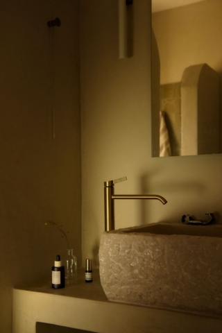 Interamente realizzato in acciaio inox AISI 316 L, il miscelatore monoforo per lavabo Piega di Cristina Rubinetterie è disponibile anche con trattamenti PVD nelle finiture oro rosa spazzolato, cromo nero spazzolato e gold brass spazzolato, come in foto. Si caratterizza per l’inclinazione all’insù della parte alta del miscelatore. È alto 26,3 cm. Prezzo 866,32 euro. www.cristinarubinetterie.com