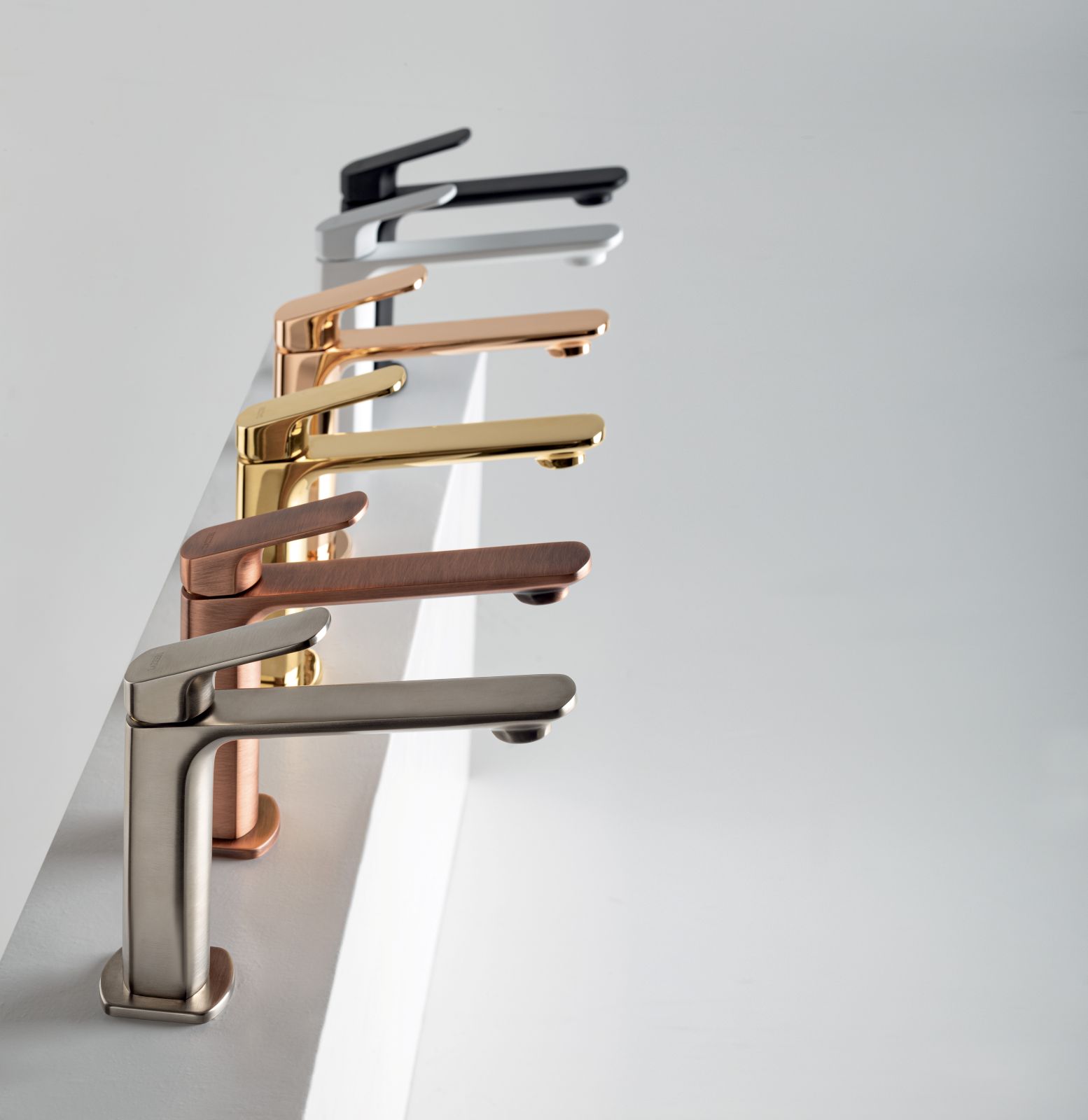 SURF è la collezione di rubinetti di Zazzeri dalla linea semplice e pulita e dal design contemporaneo, come ricorda lo stesso nome della collezione. È disponibile anche nelle finiture Bianca, Nera, Ottone Lucido e, su richiesta, nelle colorazioni Nikel Nero spazzolato, Rame spazzolato, Ottone spazzolato, Oro rosa e Nikel Nero. La versione da appoggio misura L 12,4 x H 8 cm, L 15,5 x H 11 cm o L 18,9 x H 24 cm. Prezzo, Iva esclusa, della finitura bianca o nera 202 euro, delle finiture spazzolate 229 euro, delle finiture lucide 303 euro. www.zazzeri.it