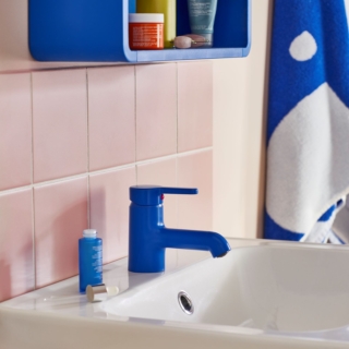 Il miscelatore per lavabo BERGVATTNET di Ikea è dotato di funzione Cold Start che eroga esclusivamente acqua fredda con la leva in posizione centrale. È in policarbonato/plastica ABS color blu. L’altezza totale è di 12,1 cm. Prezzo 19,95 euro. www.ikea.com