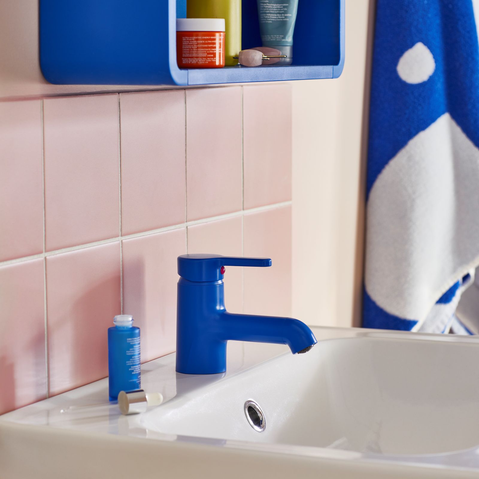 Il miscelatore per lavabo BERGVATTNET di Ikea è dotato di funzione Cold Start che eroga esclusivamente acqua fredda con la leva in posizione centrale. È in policarbonato/plastica ABS color blu. L’altezza totale è di 12,1 cm. Prezzo 19,95 euro. www.ikea.com