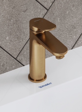 È in finitura bronzo spazzolato il miscelatore monocomando per lavabo Wave di Duravit in misura M adatto ad ambienti bagno di qualsiasi stile. Alto 17,1 cm, ha bocca lunga 12,2 cm. È dotato di rompigetto con EasyClean. Prezzo 226 euro. www.duravit.com