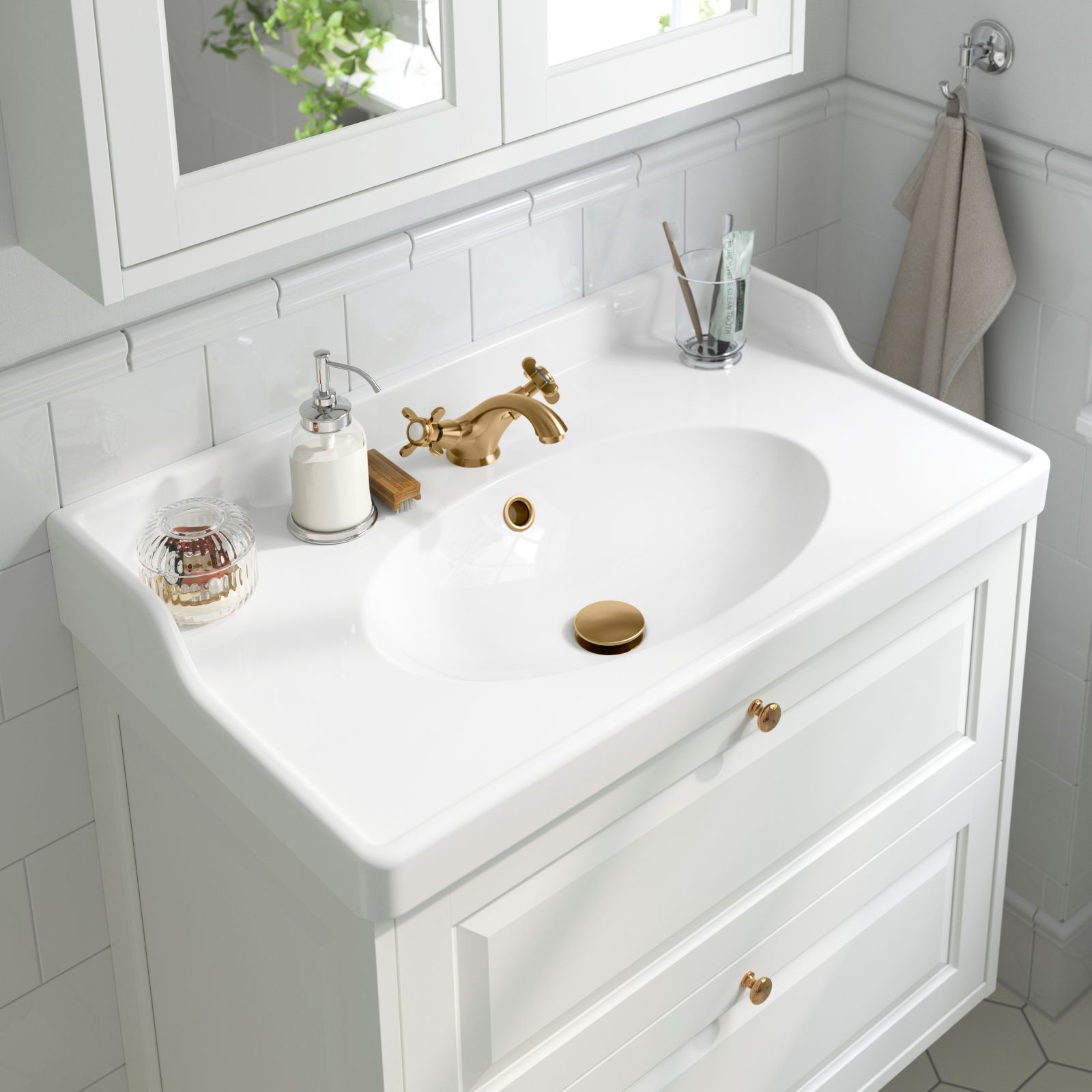 Il miscelatore per lavabo RUNSKÄR di Ikea con due manopole è nel color ottone che, insieme alle sue forme classiche, lo rende adatto anche ad ambienti bagno di gusto retrò. Ha una portata max di 3 bar. Il rompigetto integrato regola il flusso dell’acqua, riducendo i consumi di acqua ed energia. È alto 10 cm. Prezzo 60 euro. www.ikea.com