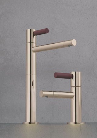 Può essere personalizzabile a piacimento la collezione SIDE di Rubinetterie Stella. Il miscelatore per lavabo in foto ha leva Soft Touch color Borgogna (ST2) mentre il corpo è in finitura Nichel PVD (PV02). Il modello più alto misura 34 cm, il più basso ha un’altezza di 17 cm. Prezzo su richiesta. www.rubinetteriestella.it