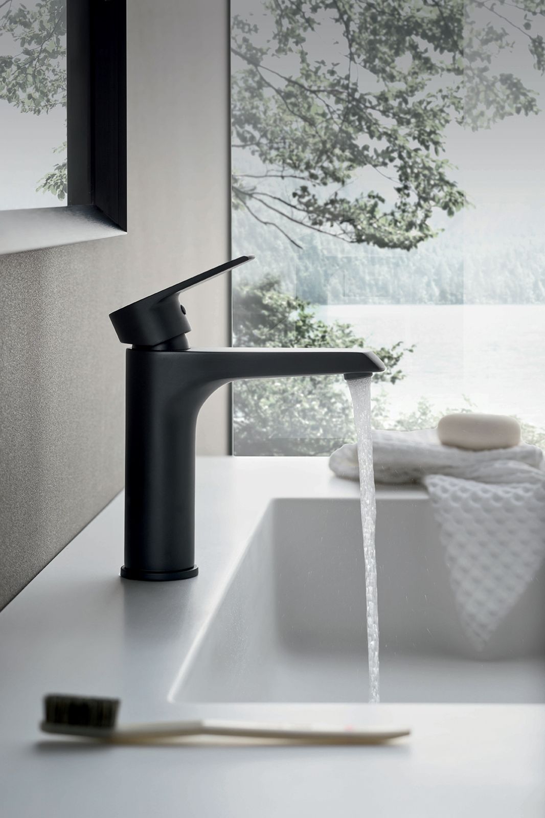 Ha finitura nera il miscelatore per lavabo Rule Mid di Hafro dal design minimalista. Nella versione media si adatta sia ai lavabi in appoggio sia a quelli integrati nel top. Nella versione bassa invece è ideale per i lavabi integrati nel top. Il modello in foto misura L 17 x H 17,7 cm. Prezzo su richiesta. https://gruppogeromin.com/