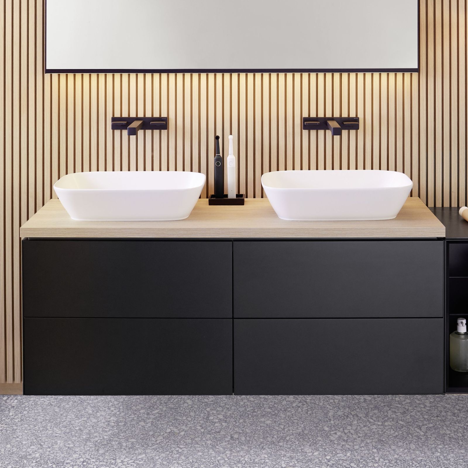 Ha design squadrato il miscelatore per lavabo Geberit ONE dal look moderno pensato per montaggio a parete. A due manopole, è di colore nero opaco con finitura facile da pulire. Misura L 22 x P 20,4 x H 4,7 cm. Prezzo 1.154 euro. www.geberit.it
