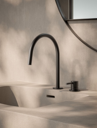 Il miscelatore per lavabo a due fori con bocca fissa JOLLY di Paffoni è in foto nella finitura nero opaco. Dal design minimale, ha un’altezza di 26,4 cm. Prezzo, Iva esclusa, 275 euro. www.paffoni.it