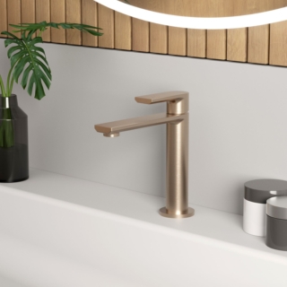 Il miscelatore per lavabo basso BR2042BR della collezione Dia rivea di Reuter è in ottone con finitura oro rosa spazzolato. Consuma a 3 bar 4 l/min. L’altezza è di 16,6 cm, mentre la lunghezza della canna è di 12,5 cm. Prezzo 422,62 euro. www.reuter.com