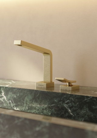 Il miscelatore per lavabo a due fori CN06260 della collezione Centanni di Guglielmi con design di Alessandro Zambelli ha cartuccia ceramica con portata di 5 l/min. In foto è nella versione PVD oro chiaro spazzolato. È alto 15,7 cm. Prezzo, del modello in foto, 1.400 euro. www.guglielmi.com