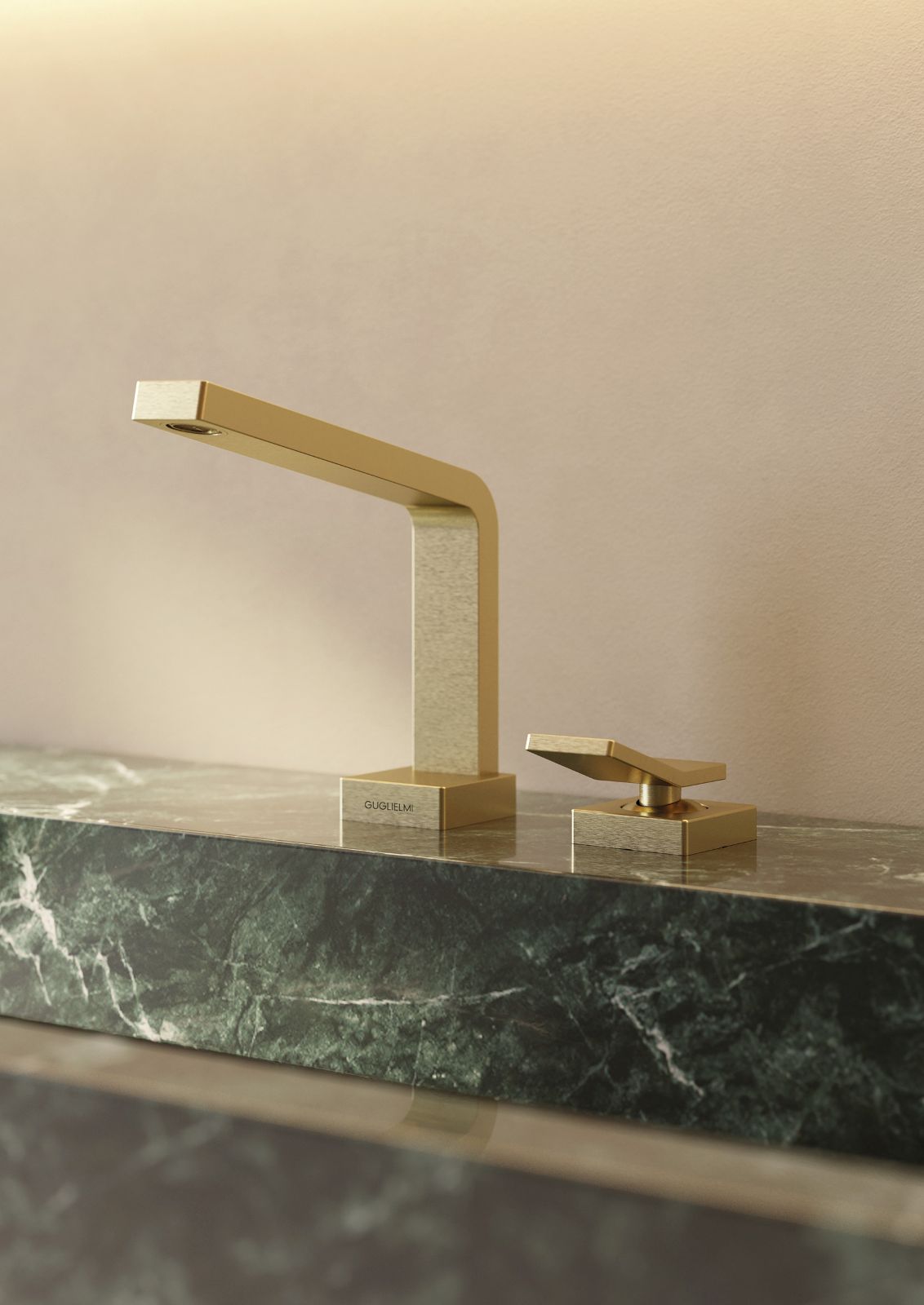 Il miscelatore per lavabo a due fori CN06260 della collezione Centanni di Guglielmi con design di Alessandro Zambelli ha cartuccia ceramica con portata di 5 l/min. In foto è nella versione PVD oro chiaro spazzolato. È alto 15,7 cm. Prezzo, del modello in foto, 1.400 euro. www.guglielmi.com