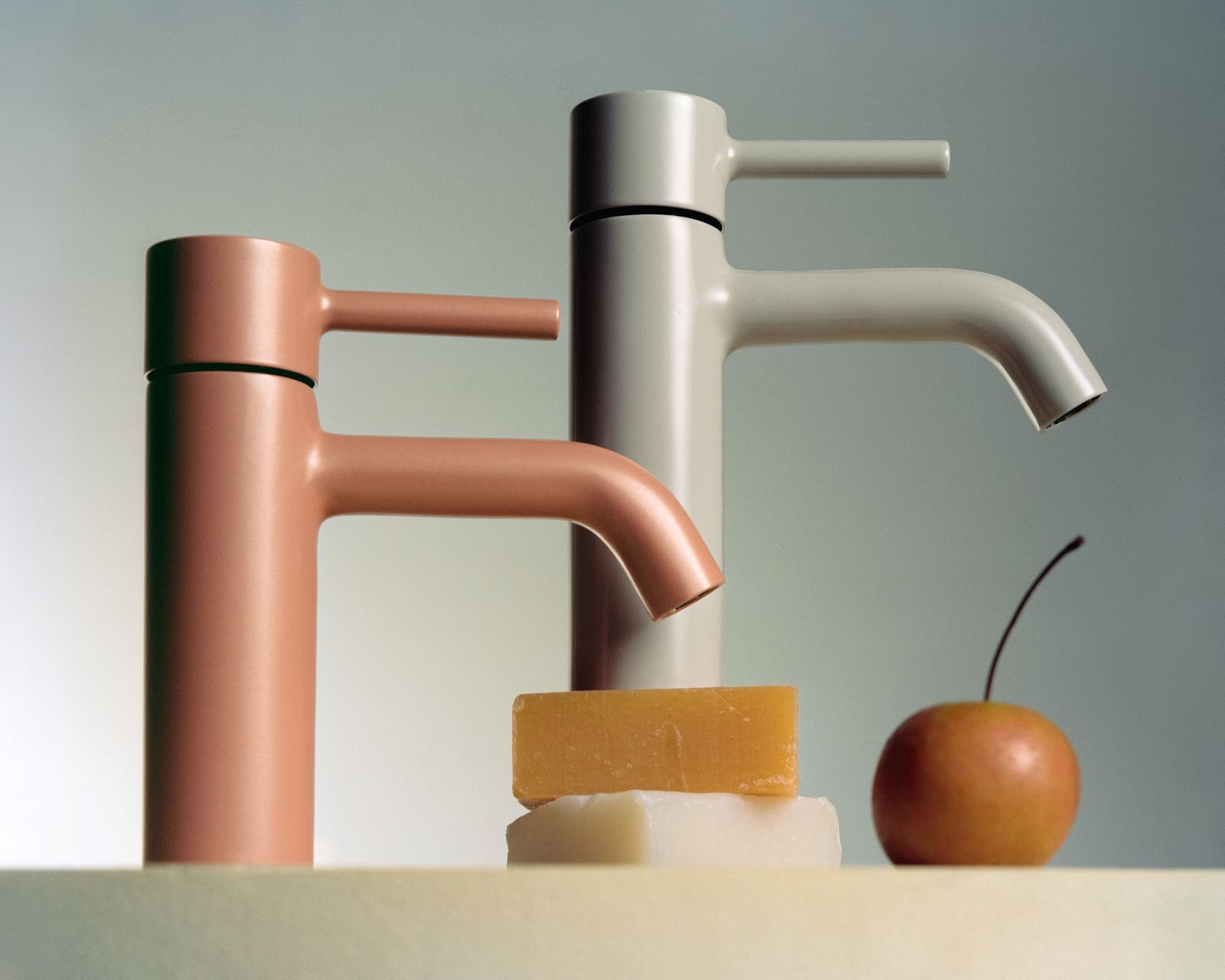 L’estetica del miscelatore monocomando per lavabo della collezione Pan S di Zucchetti è senza tagli e saldature, in questo modo corpo, bocca, leva e manopola si combinano in forme prive di interruzioni. In foto il modello 2PA552 si presenta nelle finiture K7 Pearl Cipria e J3 Glossy Gesso. Prezzo, Iva esclusa, 335 euro. www.zucchettidesign.it