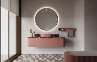 Ha basi in Frassino laccato opaco Malva e top in Marmo Rosso Levanto opaco il mobile lavabo sospeso Seventy • Form di Ideagroup disegnato da Riccardo Gava. Misura L 150 x P 50 x H 35 cm. Prezzo su richiesta. www.ideagroup.it