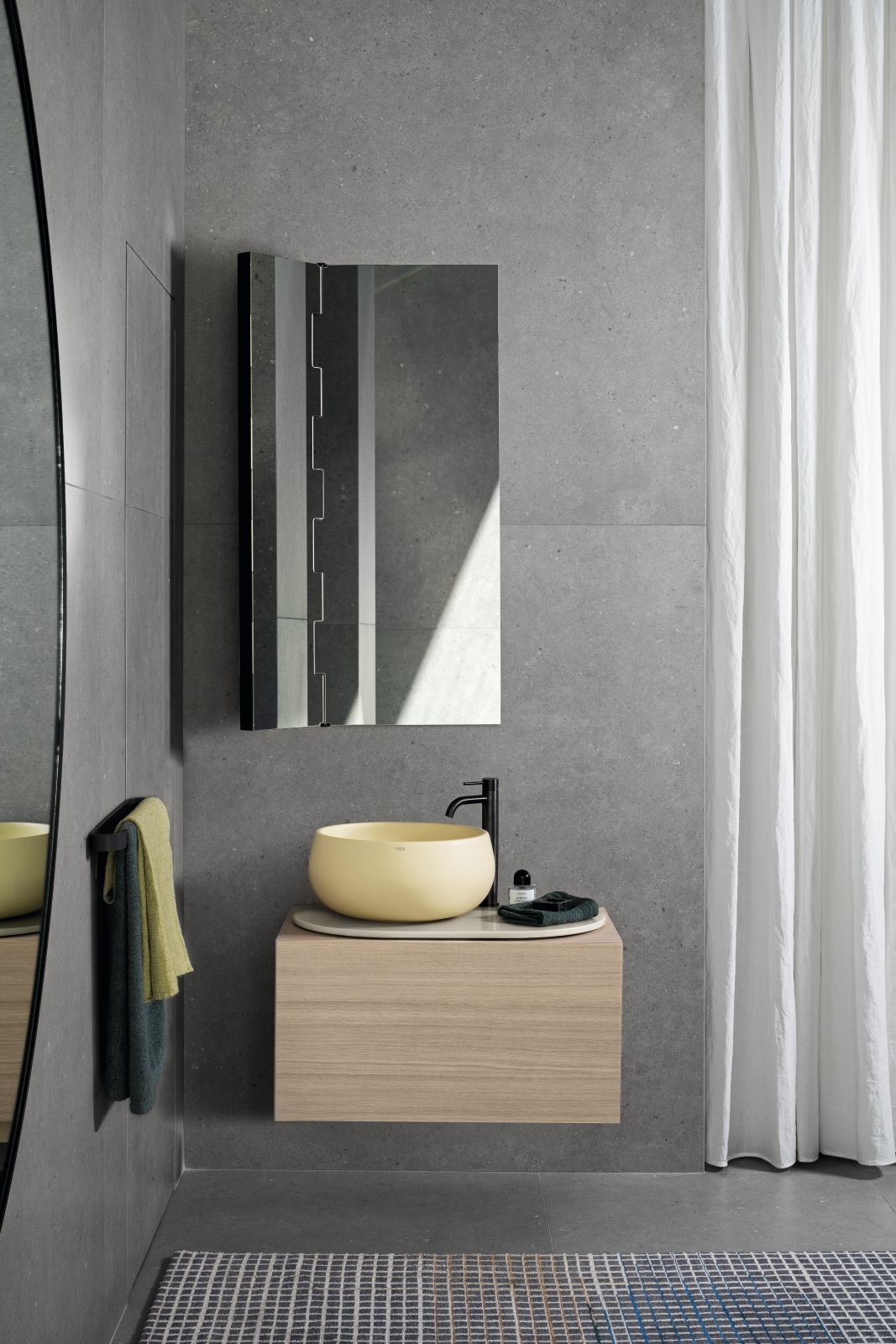 Il mobile lavabo sospeso Delfo76 di Ceramica Cielo in rovere ha bacinella nella finitura Canapa e piano ovale in ceramica nella finitura Lino. Il design è di Andrea Parisio e Giuseppe Pezzano. Misura L 76 x P 48 x H 40 cm. Prezzo su richiesta. www.ceramicacielo.it