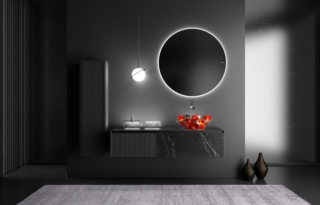 Il mobile lavabo sospeso Domus fa parte della collezione Milanobath® di Glass Design ispirata alla città di Milano, capitale del design. Si presenta con top, fianchi e cassettone in gres porcellanato nelle finiture Marmo Bianco di Calacatta o Marmo Nero Marquinia, come in foto, e doppio cassetto interno con frontale in bamboo laccato nero. Misura L 151 x P 51 x H 35 cm. Prezzo, Iva esclusa, 6.300 euro. www.glassdesign.it