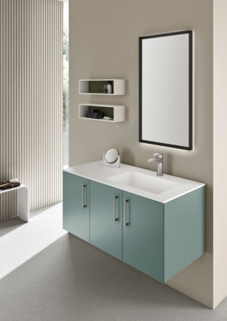 Il mobile lavabo sospeso Eclipse di Geromin ha finitura vetro Venezia in colore Laguna opaco. Il top con vasca integrata in Tecnotek Bianco ha uno spessore di 1,2 cm. Misura L 105 x P 50 x H 87 cm. Prezzo su richiesta. https://gruppogeromin.com/it/