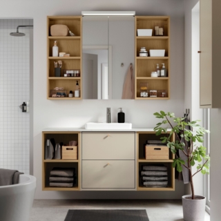 Ha finitura beige opaco la composizione HAVBÄCK/ORRSJÖN di Ikea con mobile lavabo sospeso dal design moderno ed essenziale. Il mobile è completato da vani a giorno e un ampio piano d'appoggio con lavabo semi-incasso integrato. Il mobile misura L 60 x P 48 x H 63 cm, i vani a giorno L 40 x P 48 x H 63 cm e il piano d’appoggio L 142 x P 49 cm. Prezzo, compreso lavabo a semi-incasso completo di miscelatore e sifone, 545 euro. www.ikea.com