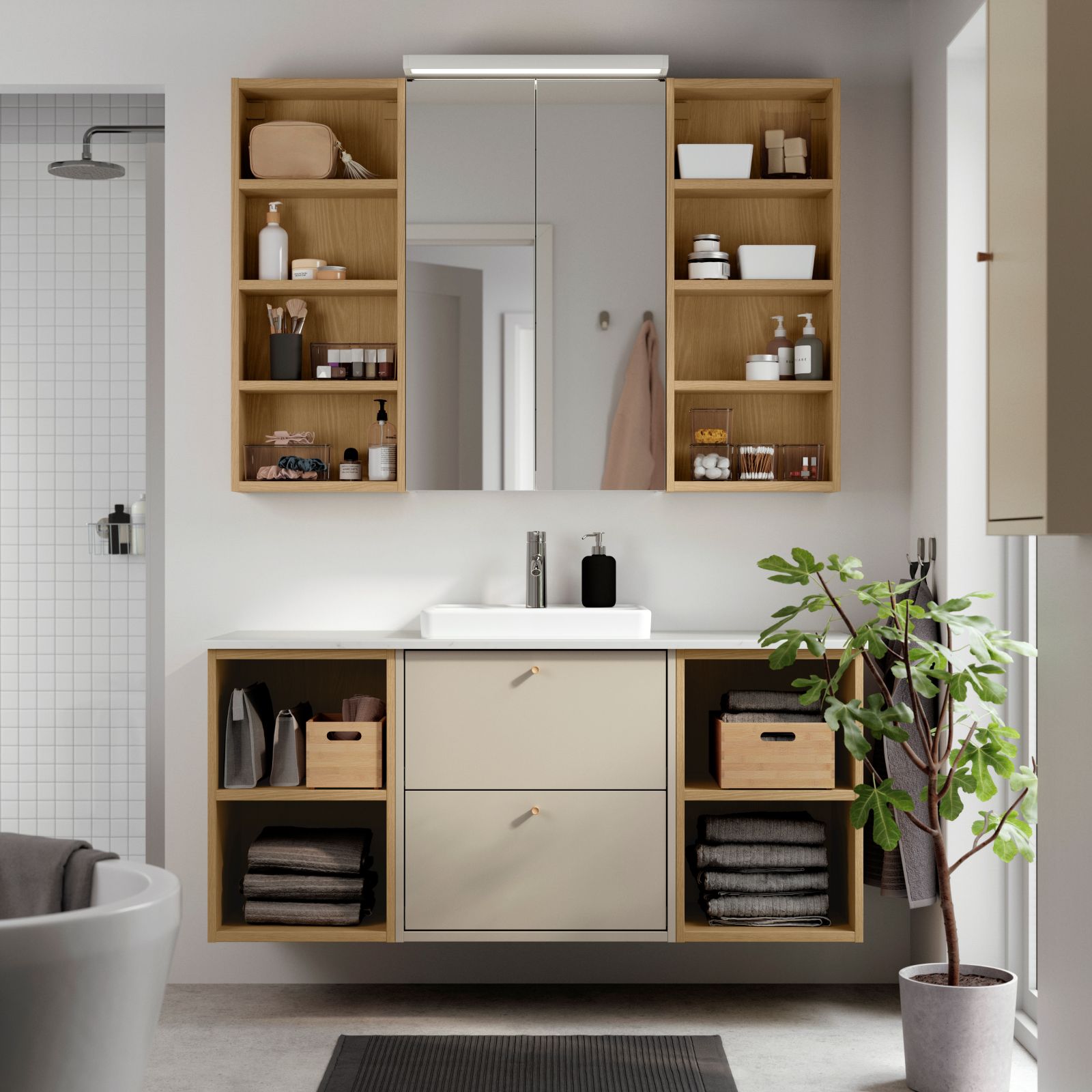 Ha finitura beige opaco la composizione HAVBÄCK/ORRSJÖN di Ikea con mobile lavabo sospeso dal design moderno ed essenziale. Il mobile è completato da vani a giorno e un ampio piano d'appoggio con lavabo semi-incasso integrato. Il mobile misura L 60 x P 48 x H 63 cm, i vani a giorno L 40 x P 48 x H 63 cm e il piano d’appoggio L 142 x P 49 cm. Prezzo, compreso lavabo a semi-incasso completo di miscelatore e sifone, 545 euro. www.ikea.com