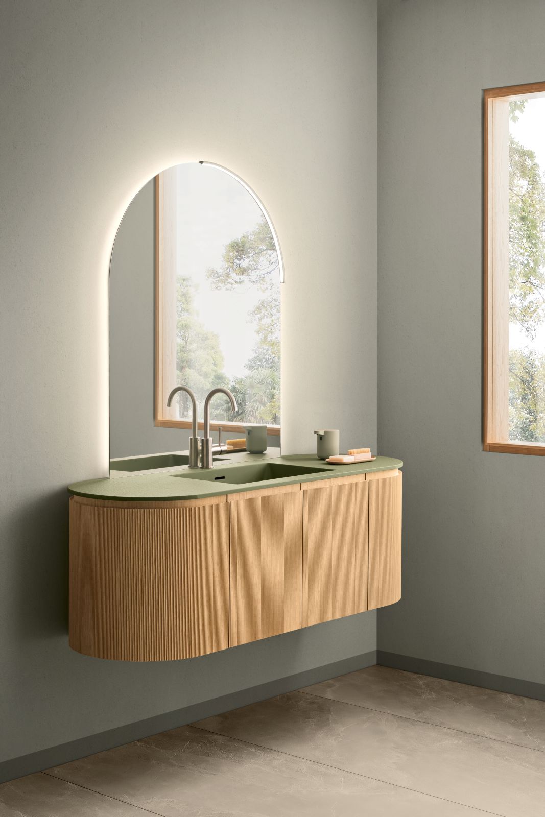 Il mobile lavabo sospeso Hito di Arblu ha ante cannettate che creano una lavorazione tridimensionale dal forte impatto materico. Il cannettato è disponibile sia nelle finiture legno impiallacciato sia nei 47 colori laccati Arblu. Il modello in foto è nelle finiture Rovere idro-olio naturale e Pietrablu Trendy Verde Kiwi. Il top è alto 1,2 cm. Misura L 140 x P 50 x H 48 cm. Prezzo su richiesta. www.arblu.it