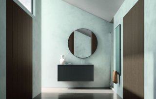 Il mobile lavabo sospeso della collezione Honey di Cerasa ha cassettone e cassetto interno, con frontale in effetto 3D e due fianchi di finitura con profilo frontale metallico inclinato. La finitura è laccata opaca Nichel. Misura L 120 x P 51 x H 48 cm. Prezzo, Iva esclusa, 1.300 euro. Prezzi del piano realizzato in Gres Ceruleo con vasca lavabo, Iva esclusa, 2.117 euro. www.cerasa.it