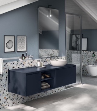 Il mobile sospeso in laccato opaco Blu Moon con profilo maniglia e gola Round in tinta fa parte dell’arredo bagno Miko di Scavolini, design Vuesse. Ha piano in laccato opaco Blu Moon dello spessore di 1,3 cm. Misura L 150 x H 40 cm. Prezzo su richiesta. www.scavolini.com