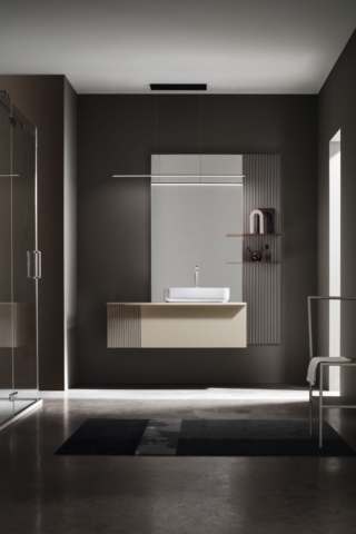 Fa parte della collezione Pollock Trame il mobile lavabo sospeso di Arcom disponibile con quattro decori differenti: Coste, Casual, Rombi e Intreccio. In foto si vede il modello con anta Coste. Misura L 120 x H 37,5 cm. Il top è alto 1,2 cm. Prezzo su richiesta. www.arcombagno.com