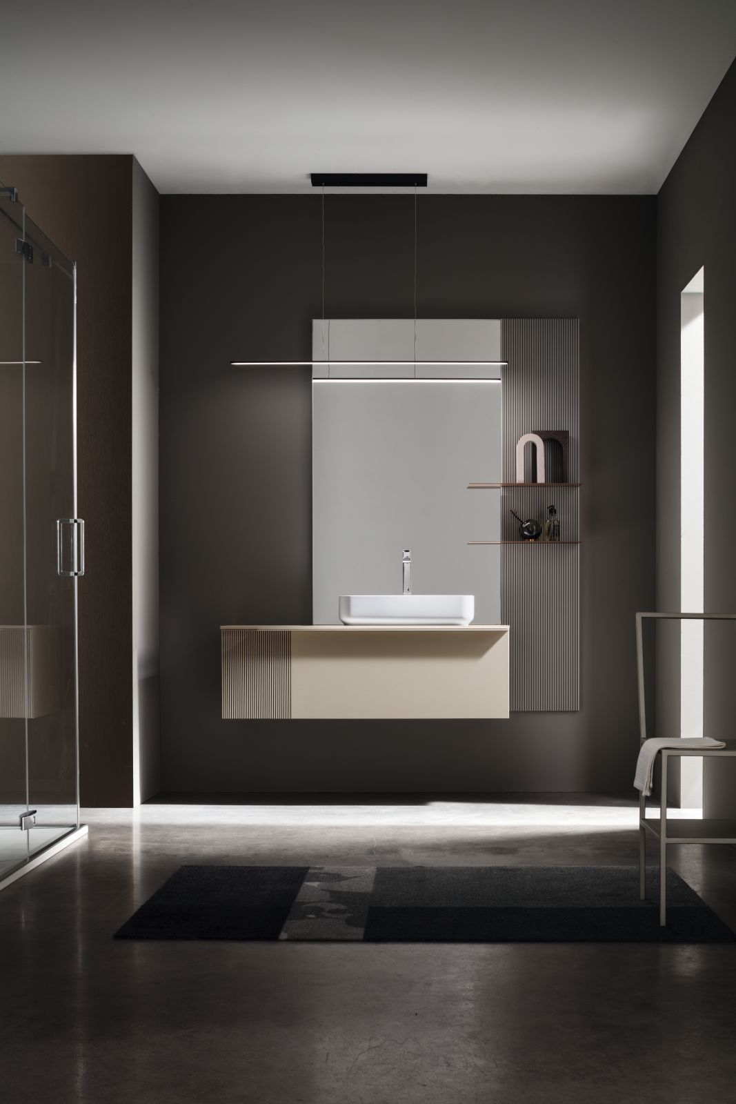 Fa parte della collezione Pollock Trame il mobile lavabo sospeso di Arcom disponibile con quattro decori differenti: Coste, Casual, Rombi e Intreccio. In foto si vede il modello con anta Coste. Misura L 120 x H 37,5 cm. Il top è alto 1,2 cm. Prezzo su richiesta. www.arcombagno.com