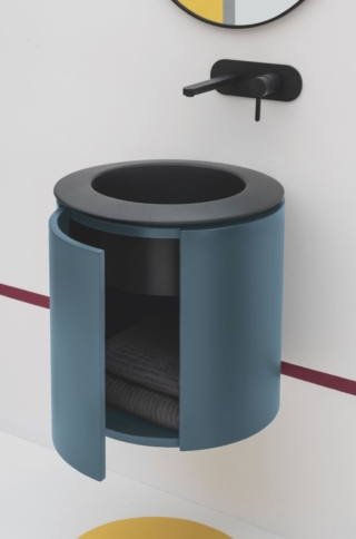 È in legno laccato il mobile cilindrico sospeso per lavabo rotondo Skyland di Axa disponibile in tre diverse colorazioni, in foto nel colore Avio matt. Misura Ø 48 x H 48 cm. Prezzo, Iva esclusa, 1.738 euro. www.axaceramica.it