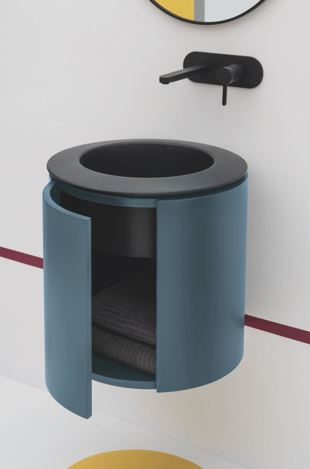 È in legno laccato il mobile cilindrico sospeso per lavabo rotondo Skyland di Axa disponibile in tre diverse colorazioni, in foto nel colore Avio matt. Misura Ø 48 x H 48 cm. Prezzo, Iva esclusa, 1.738 euro. www.axaceramica.it