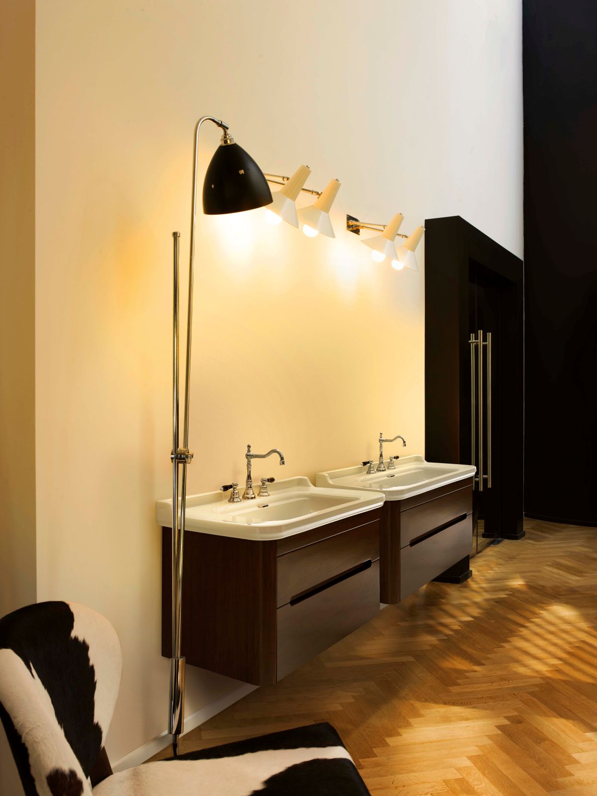 Con due cassetti il mobile lavabo sospeso della collezione Waldorf di Kerasan richiama gli arredi dello storico Hotel Waldorf-Astoria di New York. È disponibile in diverse misure e finiture. Prezzo del mobile nella misura L 80 x H 50 cm e nel colore bianco, comprensivo di lavabo bianco, 2.067 euro. www.kerasan.it