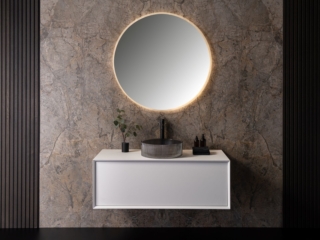 È bianco opaco il mobile lavabo sospeso neoro n60 di Reuter con lavabo d’appoggio nero in vetro fumé da 40 cm. Il frontale è in melamina. Misura L 100 x P 51 x H 43 cm. Prezzo 1.379,33 euro. www.reuter.com