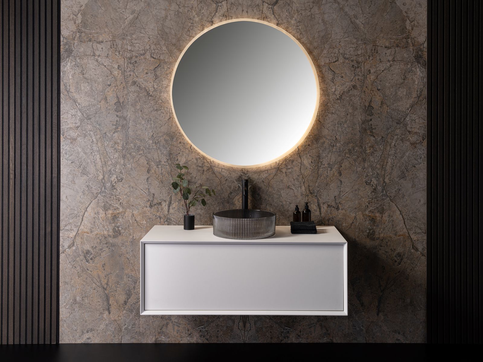 È bianco opaco il mobile lavabo sospeso neoro n60 di Reuter con lavabo d’appoggio nero in vetro fumé da 40 cm. Il frontale è in melamina. Misura L 100 x P 51 x H 43 cm. Prezzo 1.379,33 euro. www.reuter.com