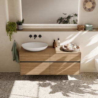 Il mobile sottolavabo sospeso Collaro di Villeroy & Boch nel colore Oak Kansas ha 4 vani estraibili con tappeto antiscivolo. Misura L 140 x P 50 x H 54,8 cm. Prezzo, Iva esclusa, 4.667 euro. www.villeroy-boch.it