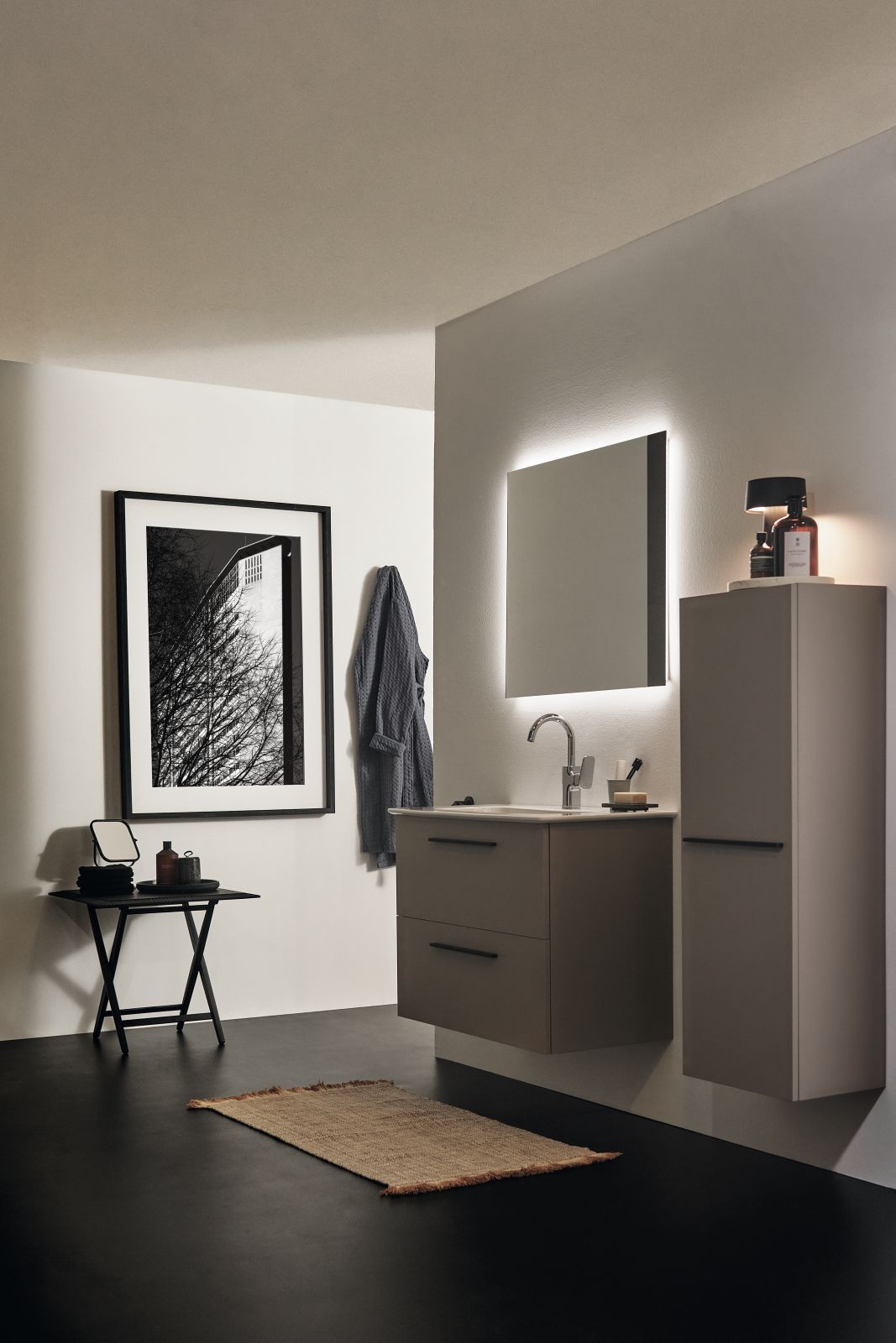 Il mobile sottolavabo sospeso della collezione i.life A di Ideal Standard con finiture greige opaco ha due cassetti ad estrazione totale e chiusura rallentata. È disponibile in 7 differenti finiture melamminiche. Le maniglie, da acquistare separatamente, sono nei colori Nero Seta e Cromato. Misura L 80 x P 44 x H 63 cm. Prezzo, Iva esclusa, 589 euro. www.idealstandard.it