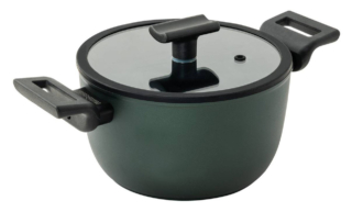 Nelle padelle della linea Titan Pro Green di Sambonet lo strato ceramico antiaderente a base d’acqua, a contatto con il cibo, è realizzato senza PFAS, BPA, nichel e metalli pesanti, per un’antiaderenza atossica. Più a fondo, si nasconde uno strato interno di titanio che, insieme a un ulteriore strato di rinforzo, aumenta la resistenza della linea nel tempo e nell’usura. Esternamente, due dischi in acciaio inox racchiudono il corpo in alluminio, aumentando la velocità di trasmissione del calore e inoltre assicurano che l’alluminio non si deformi e rendono ogni elemento lavabile in lavastoviglie. La casseruola alta a 2 maniglie antiaderente, con coperchio, ø 20 cm prezzo 110,90 euro. www.sambonet.com