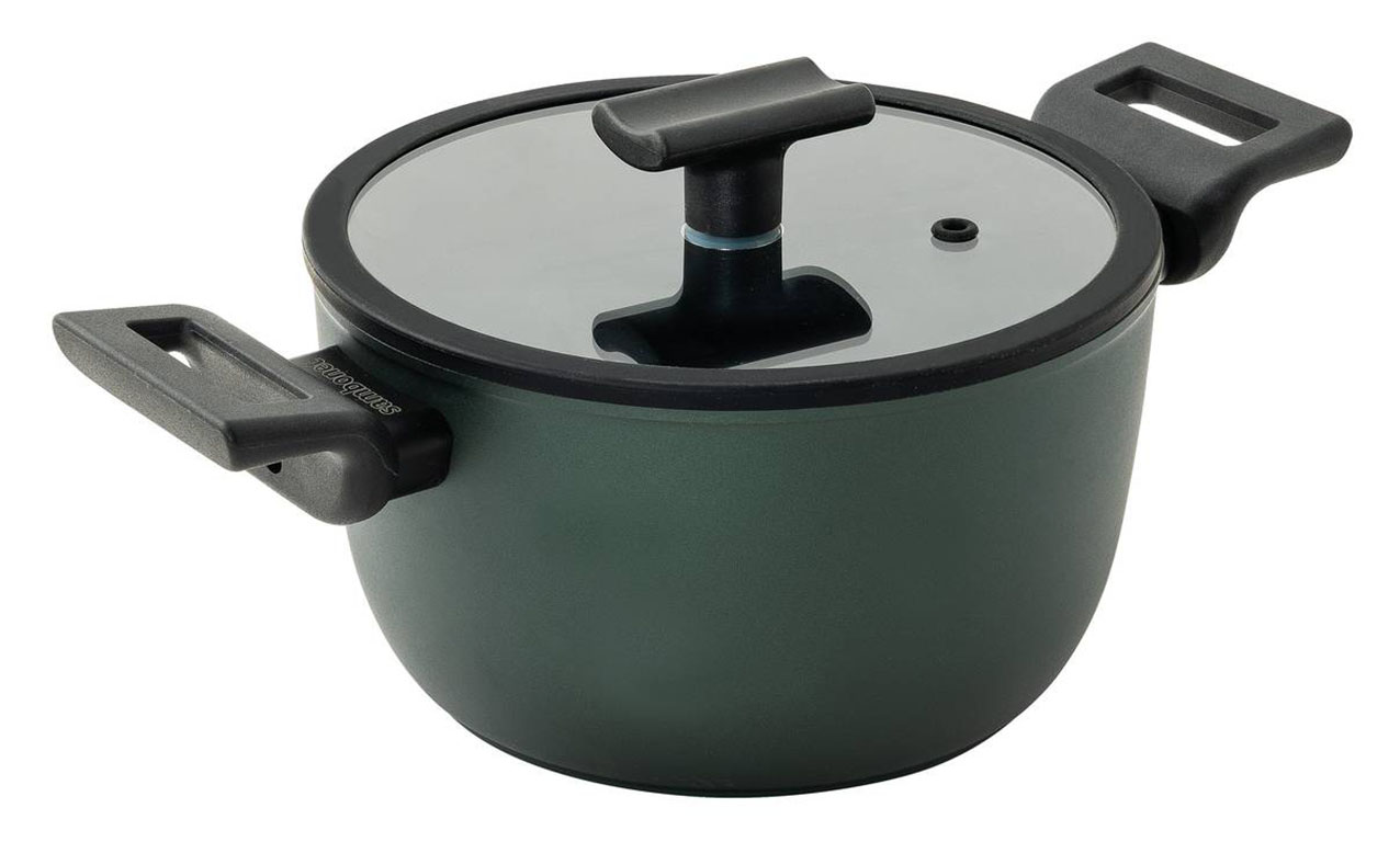 Nelle padelle della linea Titan Pro Green di Sambonet lo strato ceramico antiaderente a base d’acqua, a contatto con il cibo, è realizzato senza PFAS, BPA, nichel e metalli pesanti, per un’antiaderenza atossica. Più a fondo, si nasconde uno strato interno di titanio che, insieme a un ulteriore strato di rinforzo, aumenta la resistenza della linea nel tempo e nell’usura. Esternamente, due dischi in acciaio inox racchiudono il corpo in alluminio, aumentando la velocità di trasmissione del calore e inoltre assicurano che l’alluminio non si deformi e rendono ogni elemento lavabile in lavastoviglie. La casseruola alta a 2 maniglie antiaderente, con coperchio, ø 20 cm prezzo 110,90 euro. www.sambonet.com