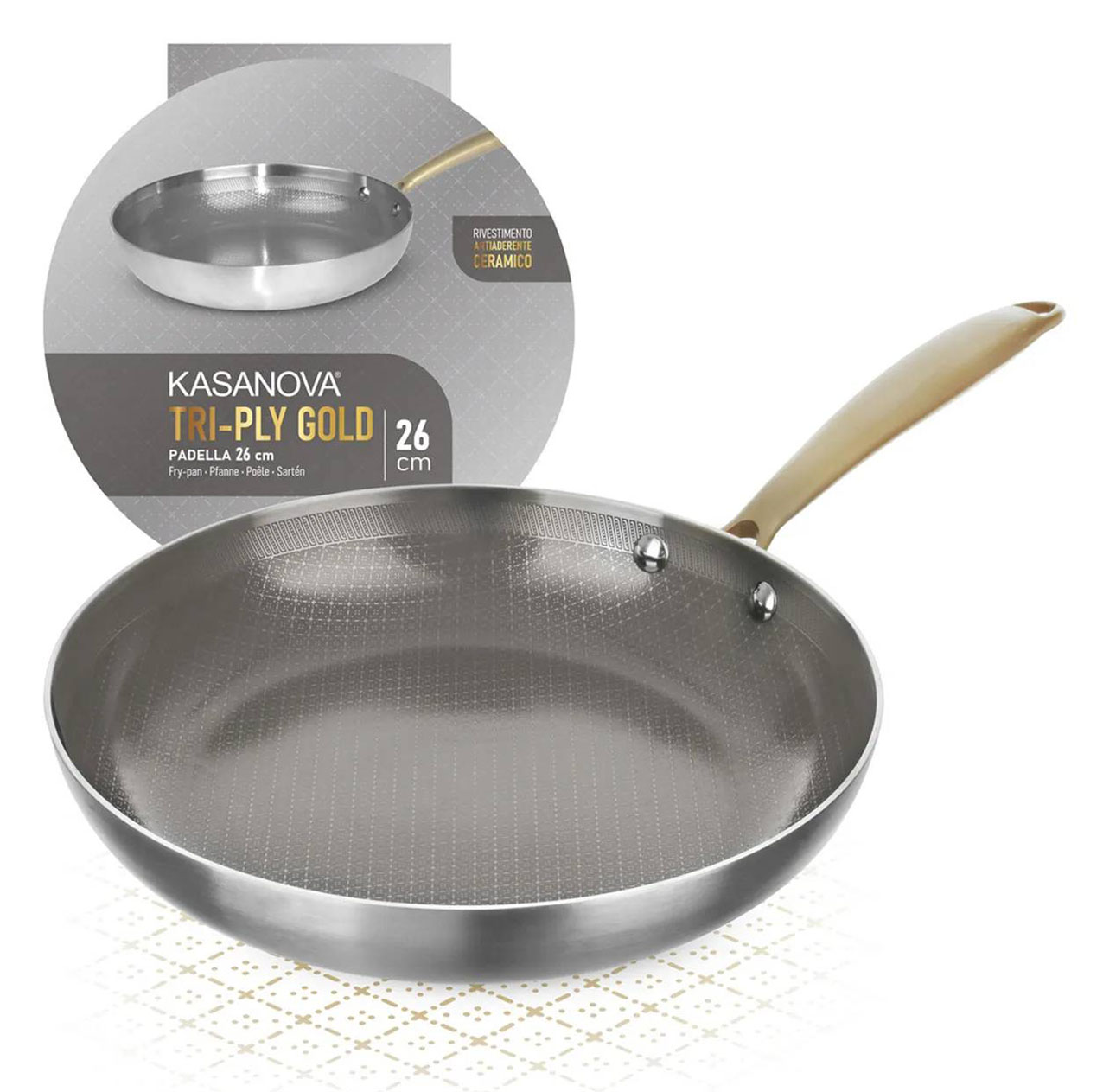 Il rivestimento ceramico ultraresistente della padella per induzione Tri-Ply Gold by Kasanova è protetto da un design a reticolo in rilievo che la rende a prova di coltelli e utensili in acciaio. Il rivestimento ceramico senza PFAS è realizzato con sostanze inorganiche idonee al contatto alimentare, per una cucina più sicura e consapevole. La padella resiste fino a 230 °C in forno e offre una cottura rapida e omogenea. ø 26 cm prezzo 55,90 euro. www.kasanova.it