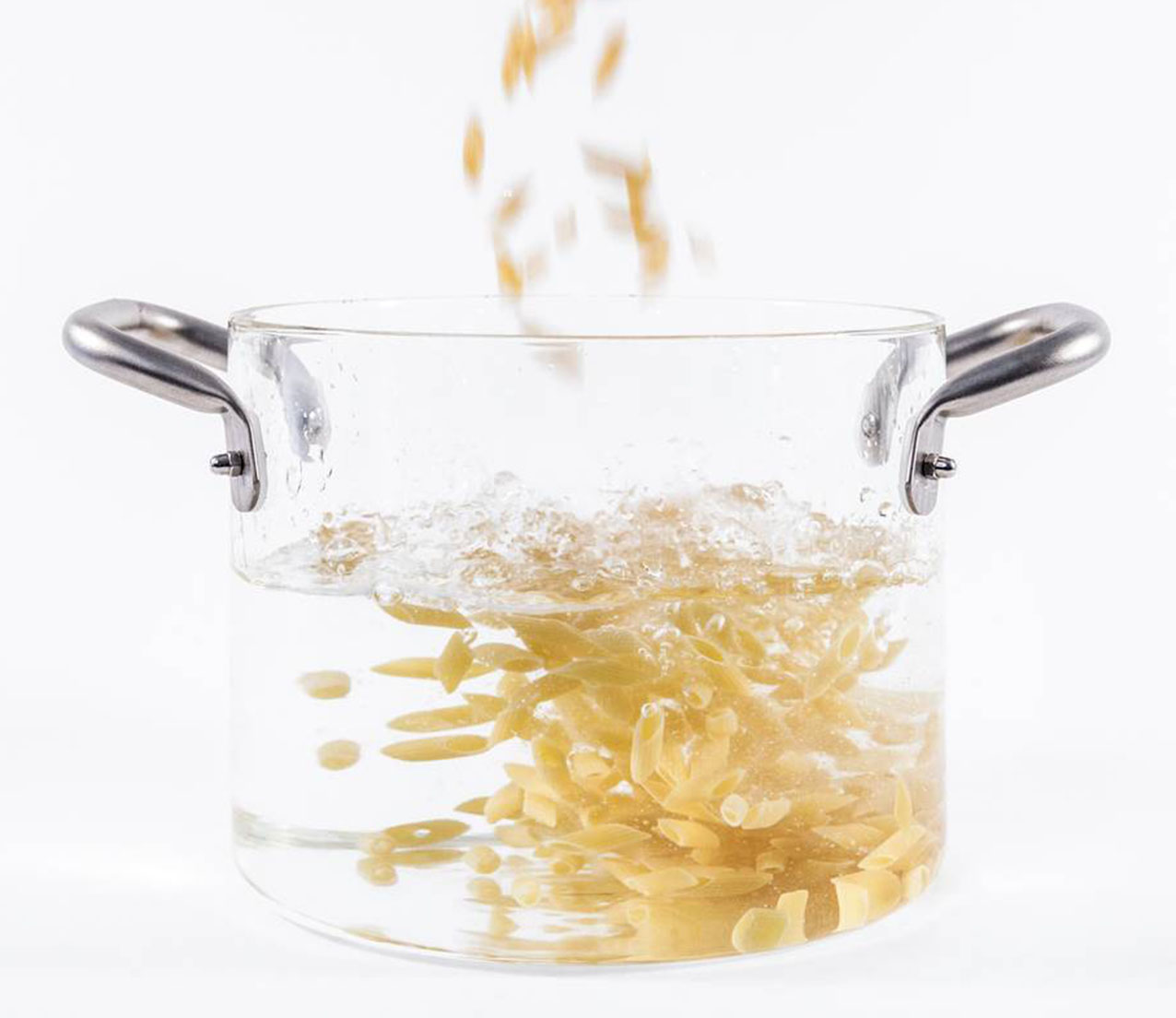 La pentola trasparente per cuocere la pasta The Glass Pot di Knindustrie è realizzata in vetro
borosilicato resistente alla fiamma che non rilascia sostanze nel cibo, non assorbe odori o sapori ed è ottimo per cotture delicate, e che consente di vedere il cibo durante la cottura. Versatile, è utilizzabile anche come zuppiera, oppure come contenitore per la frutta, o ancora, con apposito piedistallo, come champagne cooler e rinfrescatore per il vino. Prezzo 200 euro. www.knindustrie.it