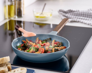 Il rivestimento antiaderente della padella Klippfisk di Ikea è realizzato in sol-gel, una tecnologia a base ceramica composta principalmente da silice: si ottiene applicando una soluzione in forma di gel che, una volta essiccata in forno, crea una superficie dura e liscia con proprietà antiaderenti. Priva di PTFE senza aggiunta di PFAS, permette di cucinare con meno grassi e resiste alle alte temperature, contribuendo a un utilizzo più pratico e consapevole in cucina. La padella è dotata anche di due beccucci con colini integrati, ideali per scolare i liquidi direttamente dalla padella. Prezzo 29,95 euro. www.ikea.it