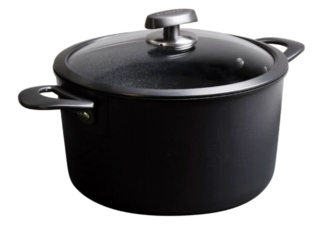 In allumino riciclato, la pentola alta con coperchio in vetro della linea Pro SB+ Induction di Scanpan offre una distribuzione del calore rapida ed uniforme, è adatta a tutti i tipi di piani cottura, induzione inclusa ed è resistente al forno fino a 250°C (coperchio incluso). Ha rivestimento Stratanium®+, materiale totalmente sicuro, privo di sostanze tossiche come PFOA e PFOS, con effetto a rilievo che permette di ottenere cotture croccanti e una rosolatura uniforme simile all'acciaio. Ø 26 cm, prezzo 234,50 euro. www.schoenhuber.com