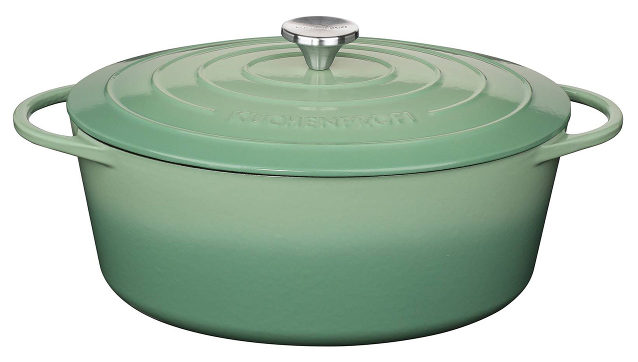 Le pentole in ghisa di ferro Provence di Kuechenprofi hanno rivestimento di smalto durevole e sono utilizzabili per rosolare, brasare, cuocere al forno e friggere. Facili da maneggiare e pulire, hanno pomolo del coperchio in acciaio inossidabile, resistente al forno fino 250°C. Adatte a tutti i piani di cottura, induzione inclusa. Casseruola tonda Ø 24 cm, prezzo 163 euro. www.schoenhuber.com