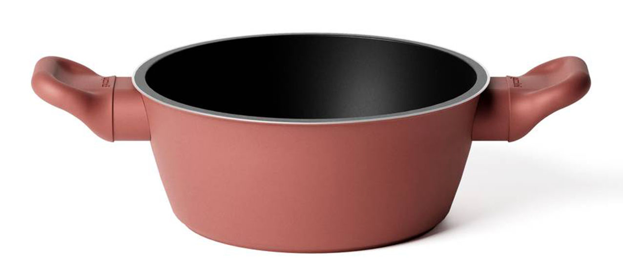 Rispettosa dell’ambiente e della salute, la collezione Cook & Color di Guzzini ha il corpo in alluminio riciclato e riciclabile e rivestimento antiaderente Natural Plus, privo di PFAS, PFOA metalli pesanti e NICHEL, caratterizzato da una speciale finitura rugosa che lo rende particolarmente resistente al graffio. Il bordo del corpo pentola, come il fondo in acciaio, è spazzolato e non verniciato. I manici soft-touch, ergonomici ed appendibili, rendono l’uso molto pratico. ø 20 cm, prezzo 55 euro. www.guzzini.com