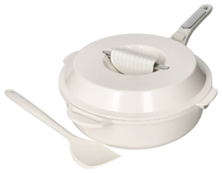 Realizzata in alluminio con rivestimento antiaderente in ceramica, Pandora di Brandani è pensata per una cucina versatile e funzionale. Può infatti friggere, cuocere a vapore, saltare in padella, bollire, arrostire, rosolare, cuocere lentamente, scolare, servire. Il cestello in inox, il coperchio, gli accessori in silicone e il manico removibile in bakelite la rendono pratica, compatta e perfetta. Prezzo 109,90 euro. www.brandani.it