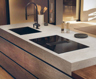 In vetro ceramica con finitura a filo, il piano Serie6 I-Dual HAIH82MTMCE di Haier è largo 80 cm. La cappa è dotata di una funzione intelligente che permette di collegarla automaticamente al piano cottura, adattando la velocità in base al livello di potenza del piano, massimizzando il risparmio energetico e garantendo le migliori prestazioni. Il piano, che ha 4 zone di cottura con riconoscimento automatico della padella, è dotato di Multislider, che si illumina in rosso durante l'utilizzo e a seconda della tonalità è possibile capire quali impostazioni di funzionamento si sta utilizzando. Prezzo da rivenditore. www.haier-europe.com/it