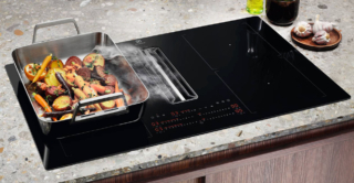 Il sistema di filtrazione 2-in-1, piano a induzione con cappa integrata KCC84453CK di Electrolux, composto da filtro antigrasso e filtro al carbone, mantiene l’aria della cucina sempre fresca; il filtro removibile è lavabile in lavastoviglie e rigenerabile in forno per una lunga durata. La funzione Breeze continua a rinnovare l’aria in modo silenzioso anche dopo aver terminato di cucinare, eliminando gli odori residui. Grazie alla tecnologia Hob2Hood®, il piano cottura e la cappa comunicano automaticamente, regolando la potenza di aspirazione in base alle impostazioni di cottura. È in classe energetica A+. Prezzo da rivenditore. www.electrolux.it