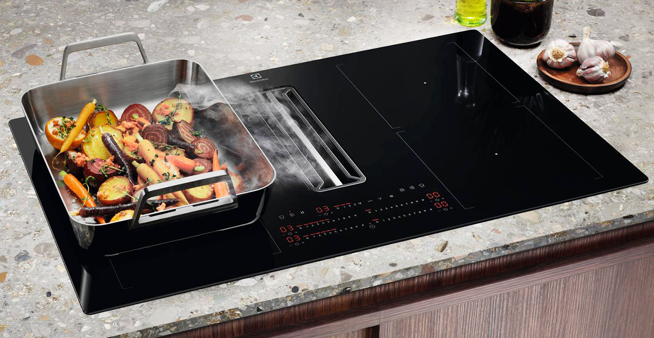 Il sistema di filtrazione 2-in-1, piano a induzione con cappa integrata KCC84453CK di Electrolux, composto da filtro antigrasso e filtro al carbone, mantiene l’aria della cucina sempre fresca; il filtro removibile è lavabile in lavastoviglie e rigenerabile in forno per una lunga durata. La funzione Breeze continua a rinnovare l’aria in modo silenzioso anche dopo aver terminato di cucinare, eliminando gli odori residui. Grazie alla tecnologia Hob2Hood®, il piano cottura e la cappa comunicano automaticamente, regolando la potenza di aspirazione in base alle impostazioni di cottura. È in classe energetica A+. Prezzo da rivenditore. www.electrolux.it