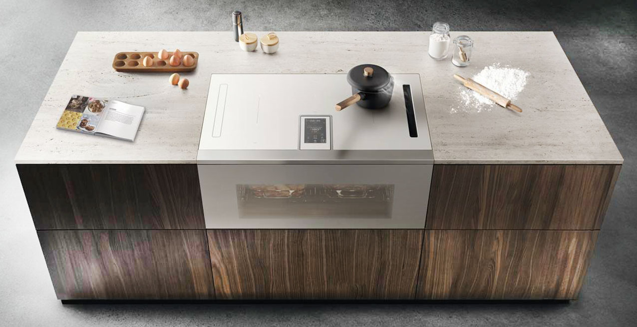 Lhov di Elica è il sistema di cottura All-In-One che integra piano cottura, forno e aspirazione: un forno più ampio del 30%, funzioni di cottura automatiche e un sistema aspirante che rimuove vapori e odori non solo dal piano cottura, ma per la prima volta anche dal forno. È proposta in finitura bianco opaco che valorizza il design essenziale e ultra-lineare, pensato per integrarsi in modo armonioso con l’arredo cucina. L’esperienza d’uso diventa ancora più intuitiva grazie al controllo tramite vocal assistant, che permette di gestire le principali funzione semplicemente con la voce. Misura L 60 x P 56,5 x H 36 cm. Prezzo da rivenditore. www.elica.com