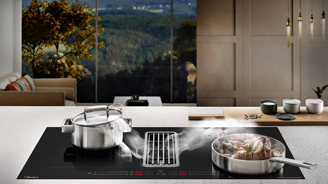 Con finitura in vetroceramica nera, il piano con cappa MIH740Y038B appartiene alla Eleva Series di Midea. Ha 4 zone a induzione e include 2 zone flessibili (Bridge function) da unire in caso di pentole di grandi dimensioni. L’aspirazione centrale integrata è utilizzabile in versione aspirante o filtrante e i comandi sono Touch Control con display digitale e regolazione automatica dell’aspirazione in base alla cottura. Largo 80 cm, ha motore Inverter e sistema Easy Clean per una pulizia facilitata. Prezzo da rivenditore. www.midea.com/it