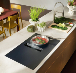 L’uso di Mythos 2gether Slide di Franke è facilitato grazie al sistema di apertura automatica del flap. Un’interfaccia smart con multi-slider indipendenti per le zone di cottura e per la cappa garantisce inoltre un controllo preciso quando occorre, mentre i comandi Ghost Effect con digit bianchi scompaiono quando non sono in uso, preservando l’estetica minimalista e restando sempre immediatamente accessibili. In vetro premium opaco Black Matt, offre una maggiore resistenza ai graffi. Con 4 zone a induzione e due flexi zone, il piano cottura assicura la massima flessibilità per pentole e padelle di diverse dimensioni. Largo 83 cm. Prezzo da rivenditore. www.franke.com