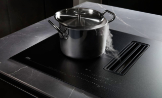 Grazie alla tecnologia Hob2Hood®, nel modello NCP84C01AZ di Aeg la cappa si collega direttamente al piano cottura e l'aspirazione si regola automaticamente in base alla potenza selezionata. Inoltre, la funzione Breeze rinfresca l’ambiente in modo silenzioso dopo la preparazione delle pietanze. Il piano SaphirMatt®, resistente ai graffi e alle impronte, ha zone Bridge che consentono di ampliare la superficie di cottura, ideali per pentole e teglie di grandi dimensioni. Largo 83 cm. Prezzo da rivenditore. www.aeg.it