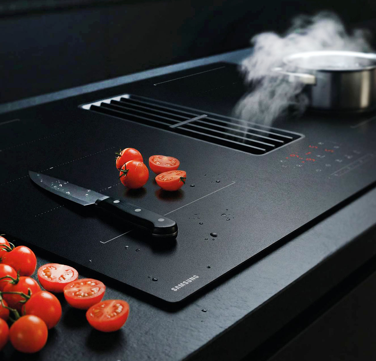 Il piano a induzione Touch con cappa integrata di Samsung è in vetro anti-graffio con finitura Matte Black. Può essere installato sia in modalità aspirante che filtrante, per adattarsi a qualsiasi tipologia di cucina ed è dotato della funzione AirSense che regola automaticamente l’aspirazione, fino a 720 mc/h, in base alla qualità dell’aria, rimuovendo fumi e odori. L’area Flex Zone Plus consente l’utilizzo simultaneo di più pentole, garantendo una distribuzione uniforme del calore e adattandosi a diverse forme e dimensioni di pentole. La funzionalità AI Pro Cooking permette di gestire le zone di cottura e ricevere supporto smart tramite app. Prezzo da rivenditore. www.samsung.com