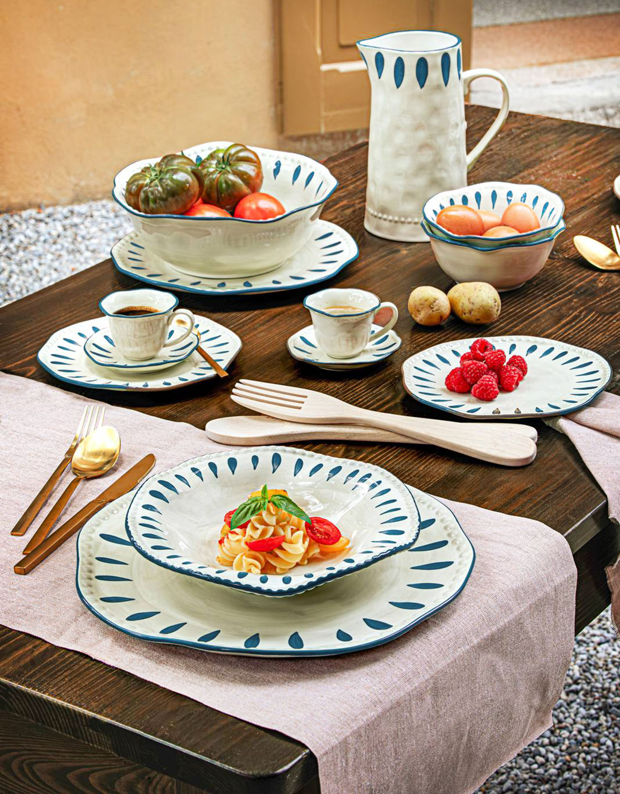 Hanno una forma irregolare i piatti Domitilla di Rose e Tulipani che stanno bene posizionati su un runner color corda per sottolinearne l'aspetto piacevolmente “rustico”. Sono realizzati in Stoneware in una raffinata tonalità crema con il profilo e piccoli decori blu notte. Un piatto piano misura Ø 27,3 cm. Prezzo 71,40 euro per il set da 6 pezzi. https://www.thuncasa.com